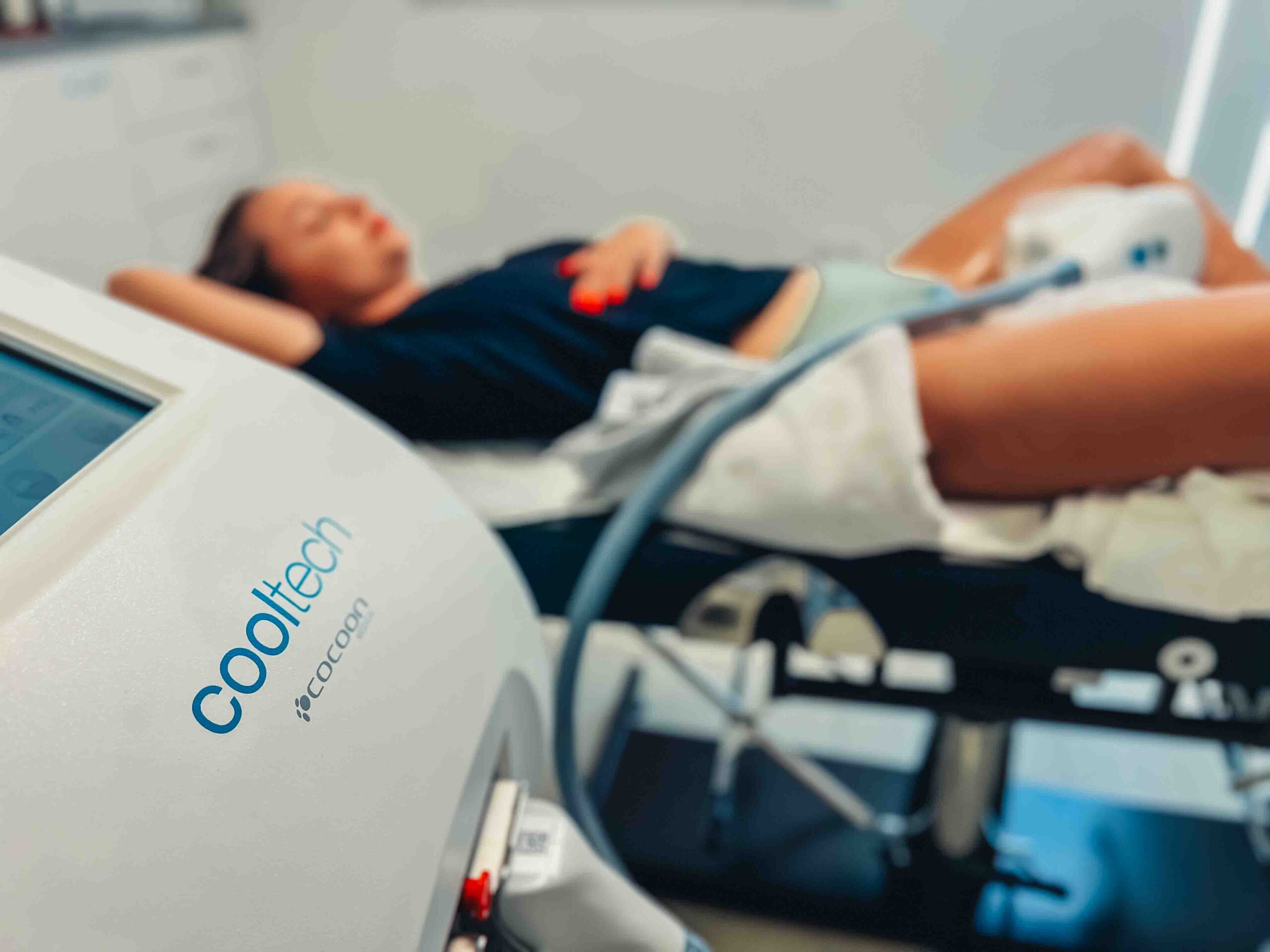 Tratament de slabire localizata cu ajutorul cooltech criosculpt aparat de criolipoliza utilizat la episculpt Beauty sibiu