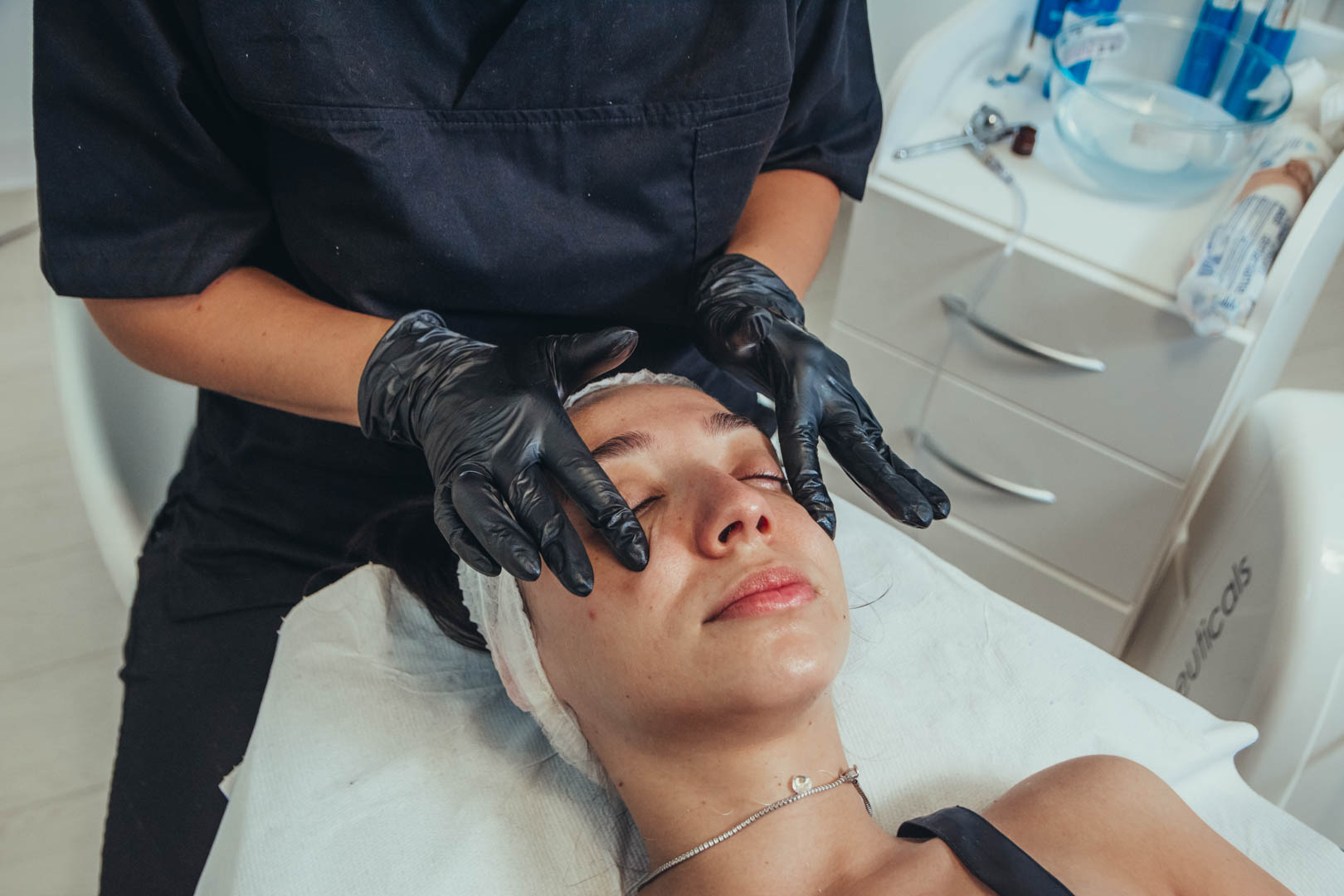 aplicarea cremelor de la Intraceuticals care ajuta la fixarea acidului hialuronic in ten pentru intinerire, reducerea ridurilor, uniformizarea si stralucirea tenului