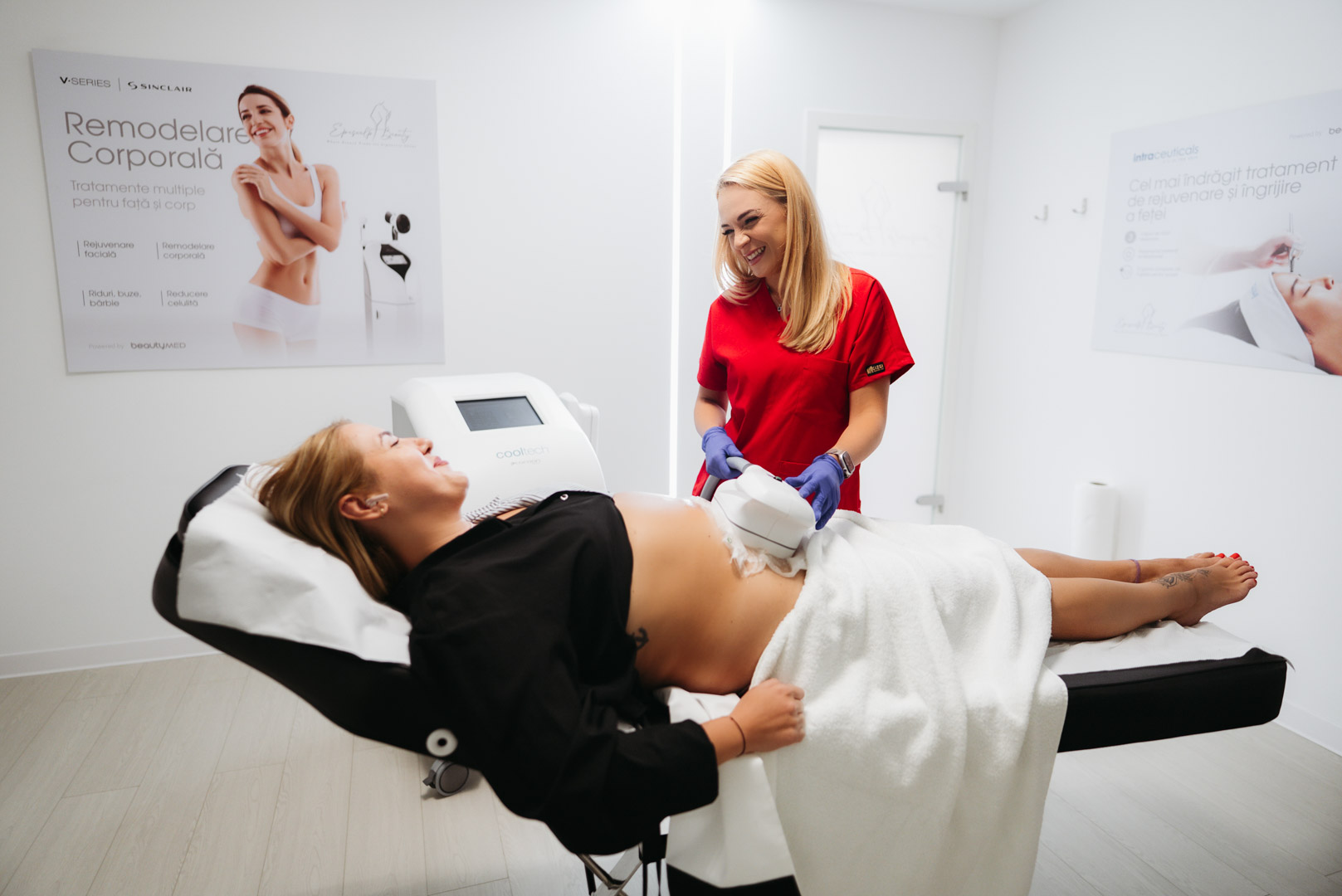 Aplicarea tratamentului de criolipoliza Cooltech pe zona abdomenului pentru slabire localizata la Episculpt Beauty Sibiu