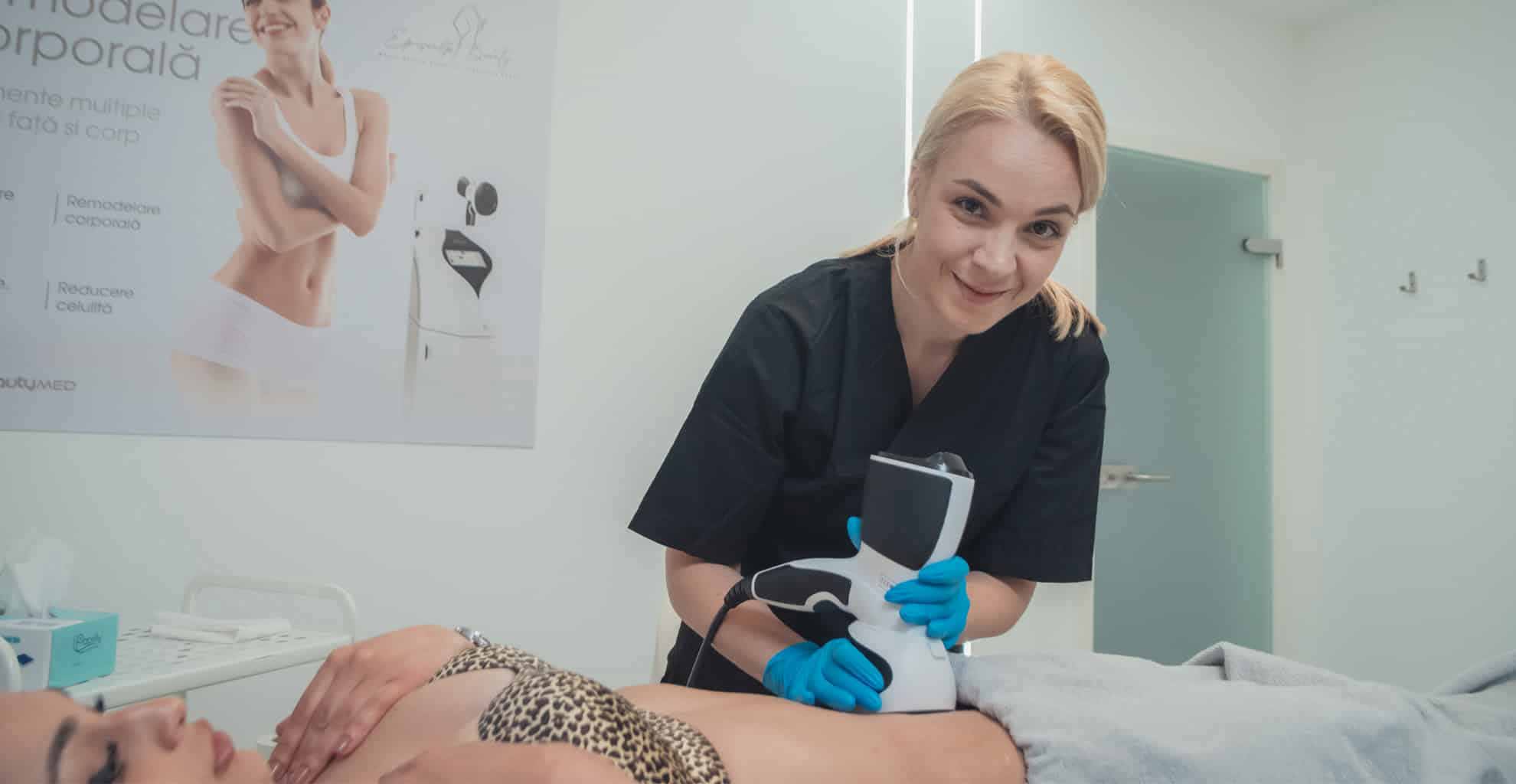 specialist in timpul tratamentului pentru reducerea laxitatii cutanate prin radiofrecventa bipolara la episculpt beauty sibiu