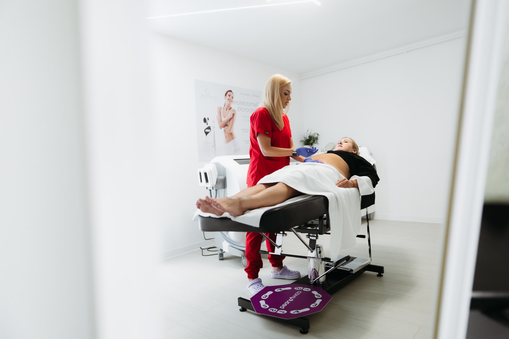 Sedinta de criolipoliza Cooltech pentru reducerea stratului adipos in cadrul tratamentului de slabire localizata la Episculpt Beauty Sibiu