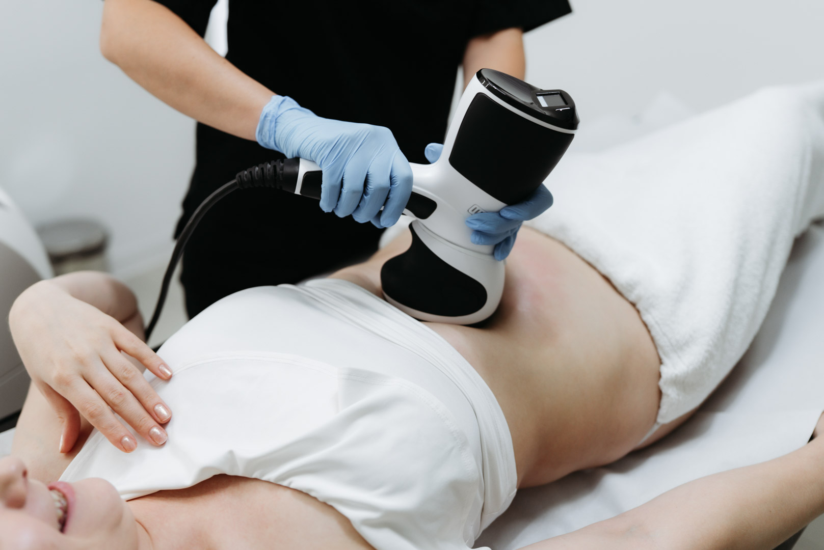 Sedinta de reducere a laxitatei pielii cu aparatul Viora V10 la salonul Episculpt Beauty Sibiu