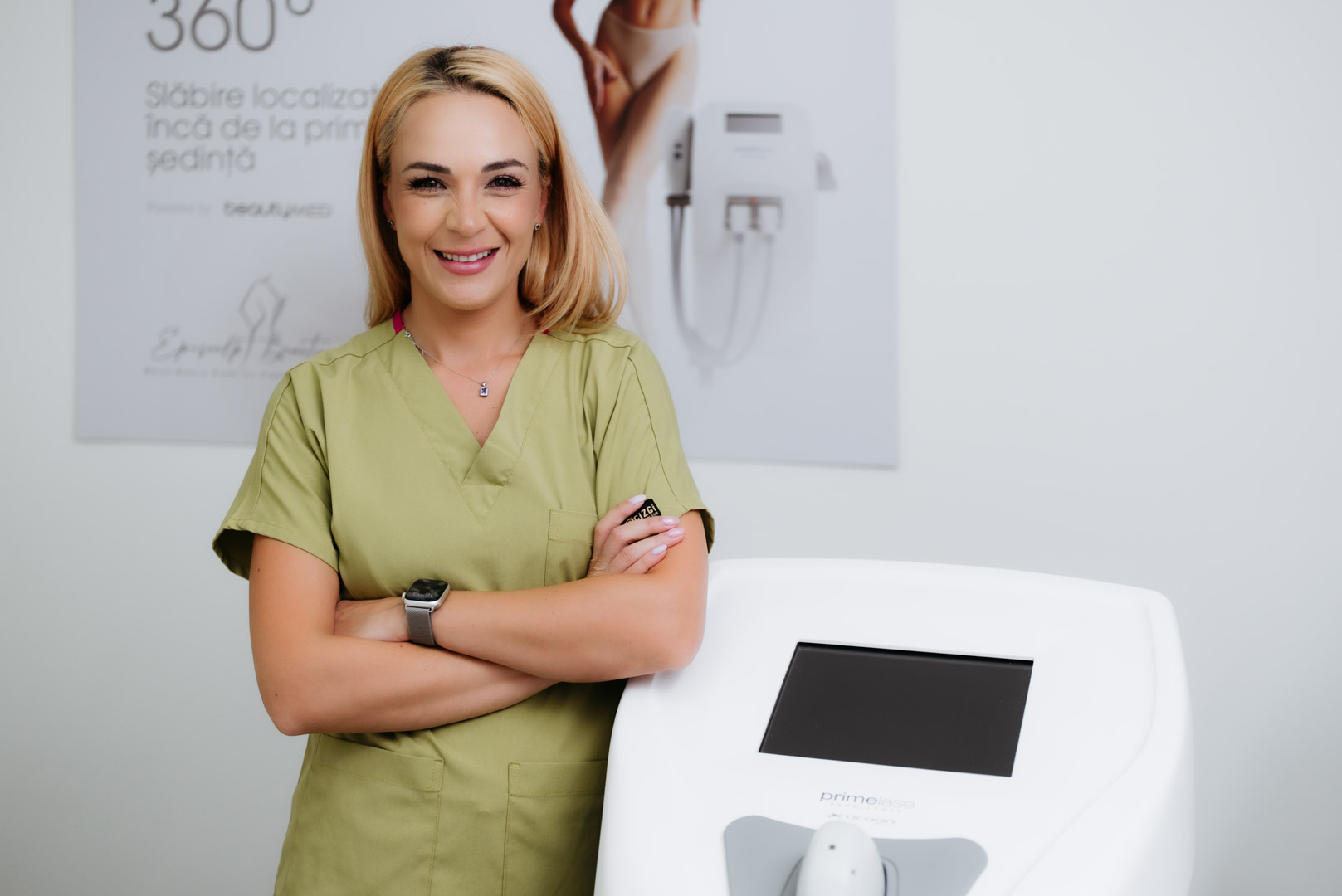 Specialista Episculpt Beauty langa laserul dioda Primelase HR Excellence pentru epilare definitiva in Sibiu