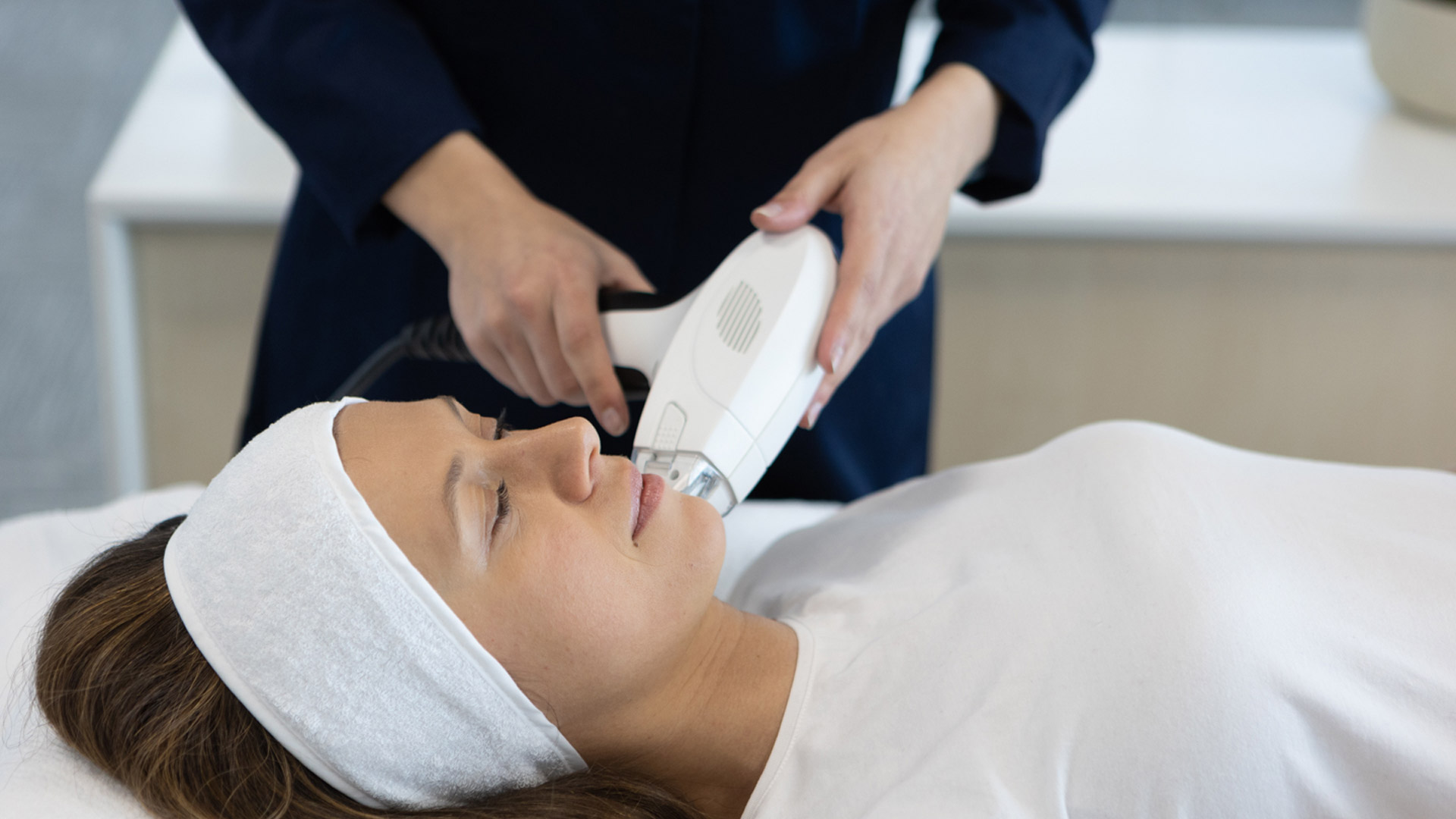 Tratament pentru reducerea cicatricilor cu radiofrecventa fractionata Viora V10 la clinica Episculpt Beauty Sibiu