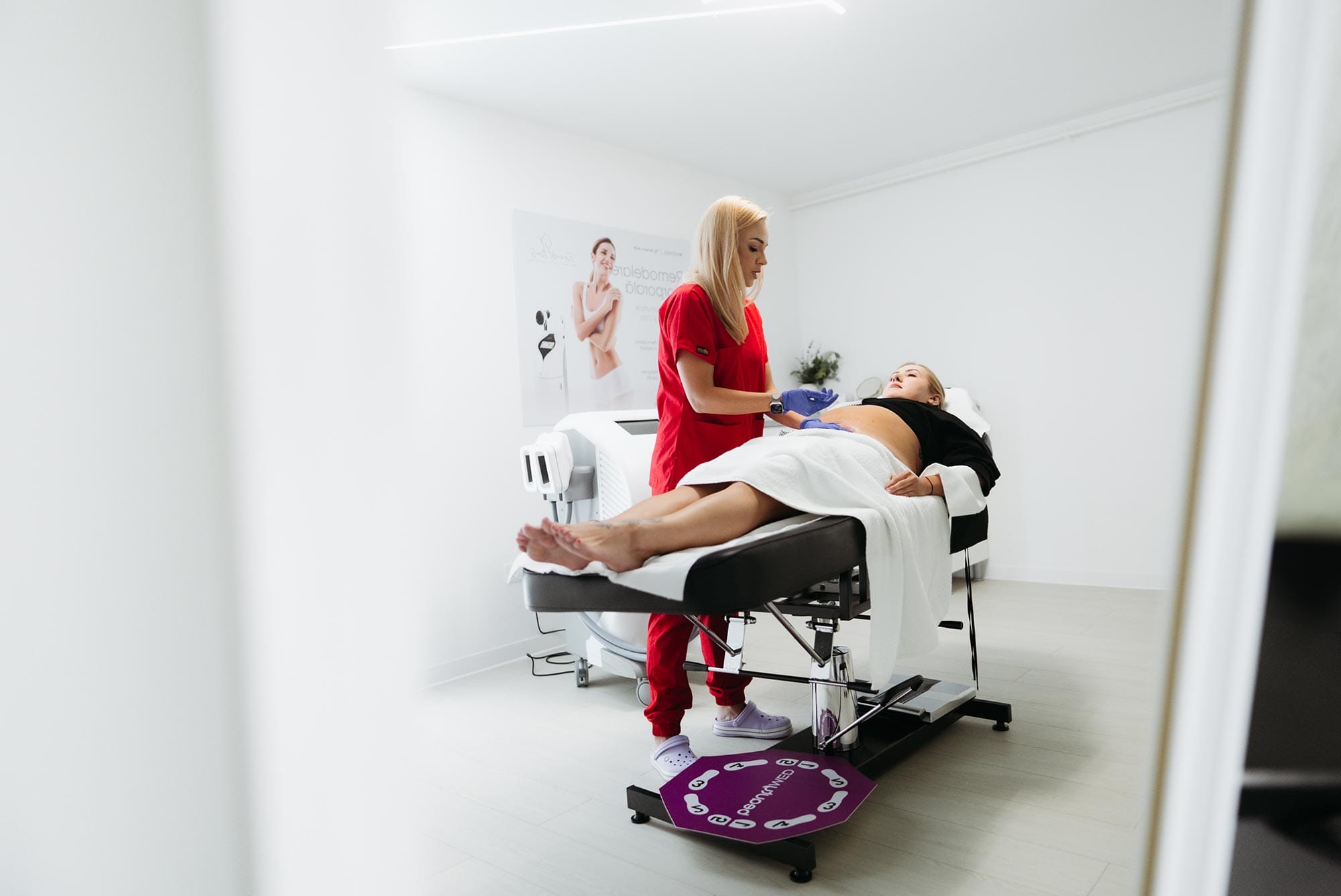 aplicare procedura de remodelare corporala sibiu pe pacient la Episculpt Beauty