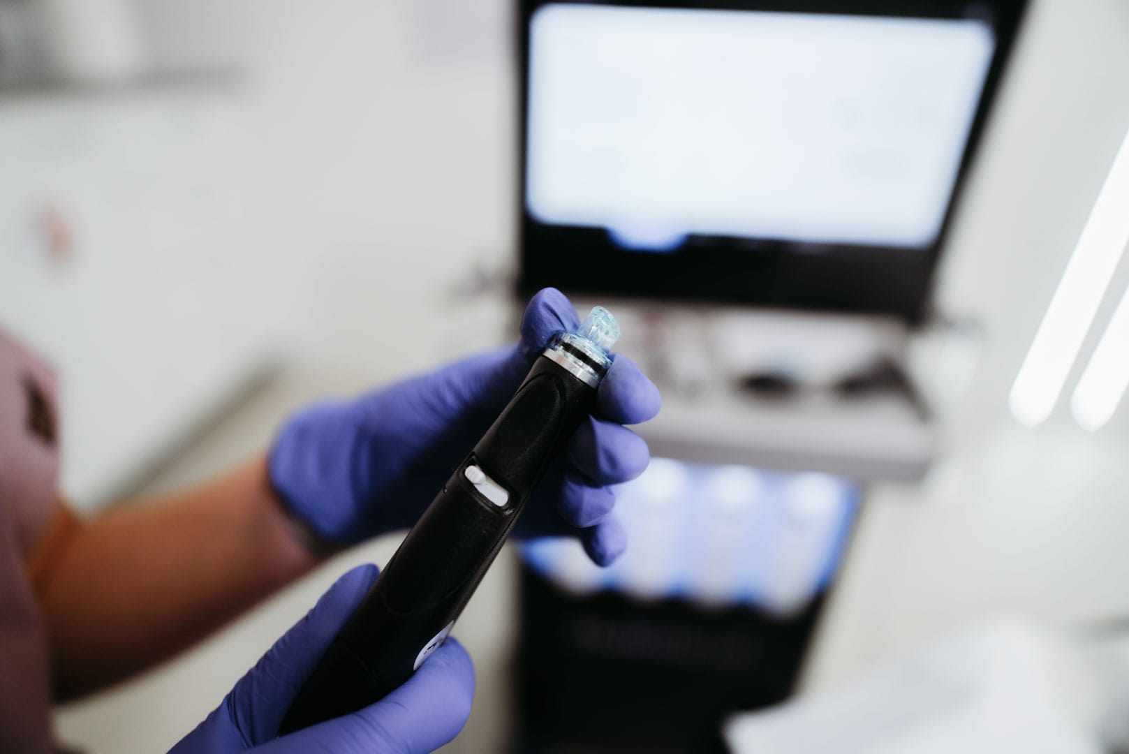 aplicatorul hydrafacial syndeo pentru curatare a tenului