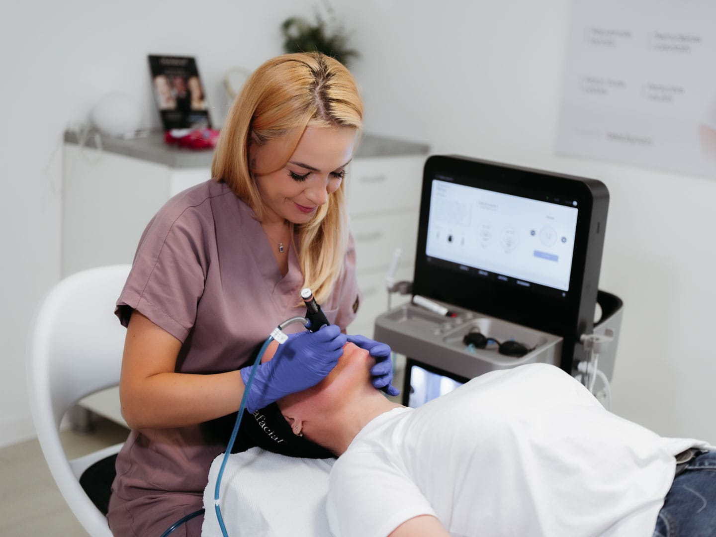 pacient care beneficiaza de tratamentul Hydrafacial