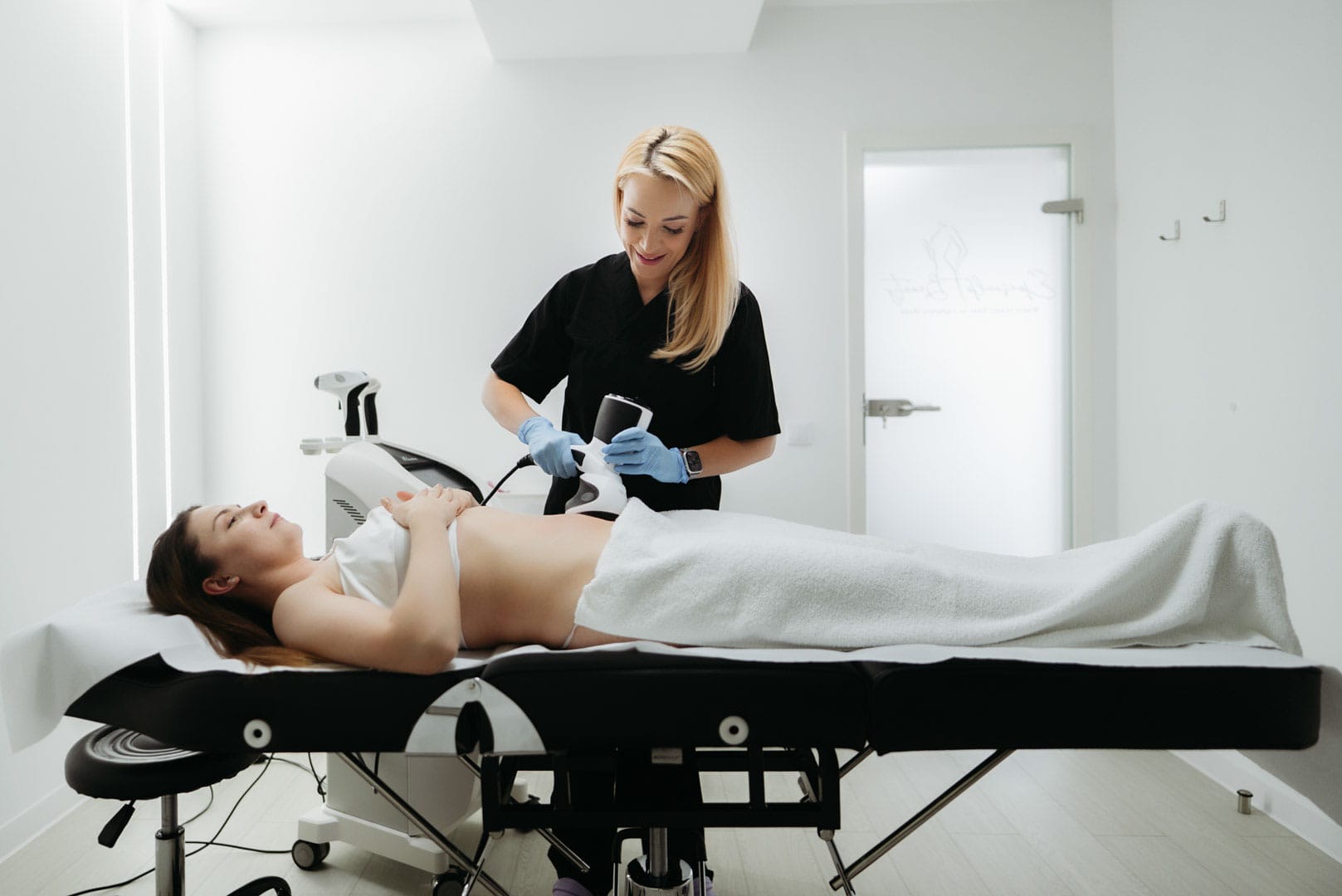 tratament de remodelare corporala in zona abdomenului prin radiofrecventa multipolara