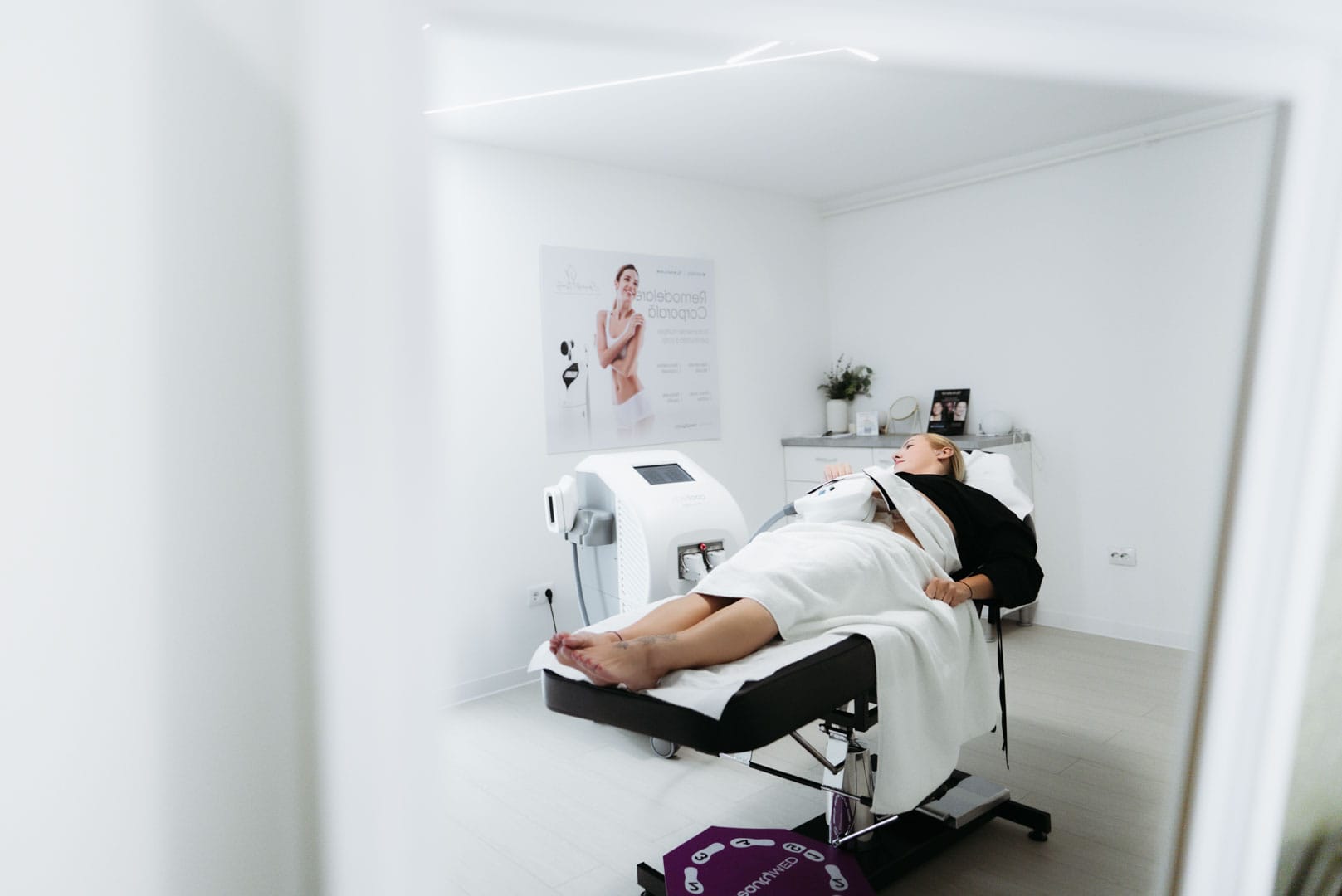 pacient in timpul sedintei de criolipoliza la episculpt beauty sibiu