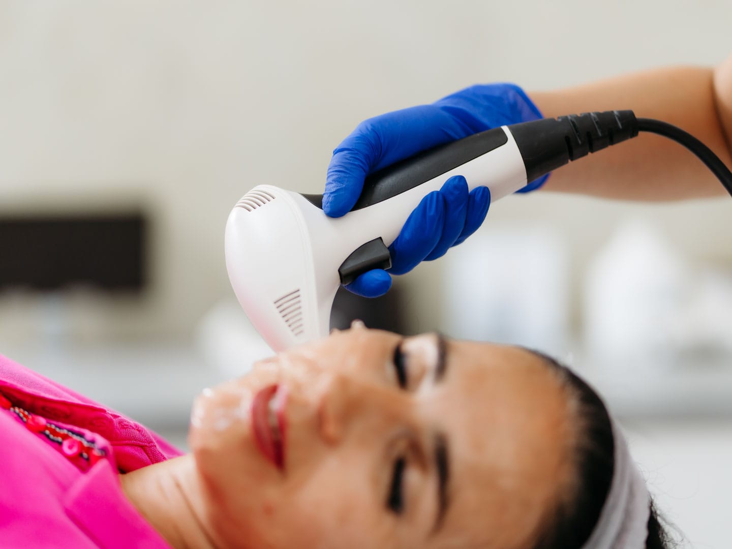 aplicare tratament de radiofrecventa faciala in zona obrajilor pentru reducerea ridurilor, liniilor fine si imbunatirea texturii pielii